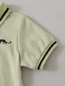 SHEIN Explorewe 2件組男孩純棉休閒套裝，短袖 Polo 衫搭配短褲，恐龍印花上衣，羅紋領口與袖口，時尚夏季穿搭 - 軍綠色 - 查看 4