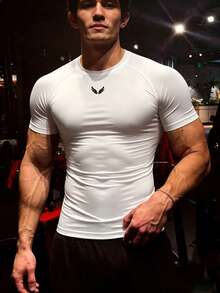 GymBeat 男士圓領翅膀印花休閒百搭日常穿搭與運動短袖T恤，健身、度假 - 白色 - 查看 4