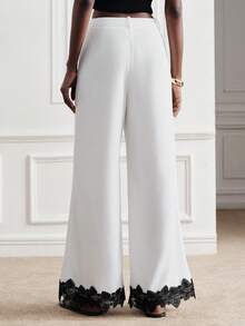 Aveloria Modichic Calça reta branca com detalhe em renda preta contrastante na barra. Elegante, sofisticada, romântica, vintage, casual e versátil para primavera/verão. - Branco - Ver 2