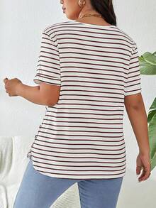 SHEIN LUNE Áo thun nữ size lớn cổ tròn họa tiết sọc in tay ngắn phong cách thường ngày mùa thu, trang phục du lịch sân bay Valentine kỳ nghỉ, áo top nữ mặc đi chơi, phong cách công sở thường ngày nữ, mùa hè, áo sơ mi dễ thương, văn phòng - Nhiều màu - Xem 2