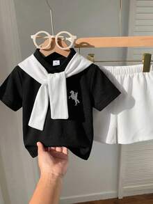 SHEIN Set de 3 piezas para niños pequeños: Camiseta polo de manga corta con cuello rojo, estilo minimalista y versátil; Chal a rayas blancas; Pantalones cortos blancos con cinturón. Adecuado para interior, exterior, diario, deportes, fiesta, sesión de fotos, vacaciones, boda en primavera/verano - Negro - Ver 3