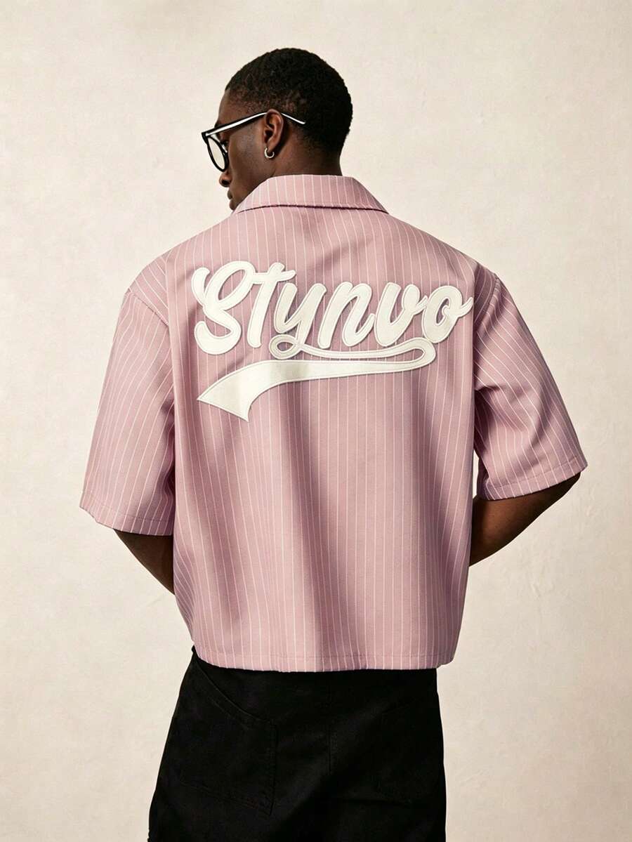 STYNVO Camisa de estilo casual y urbano americano para hombre, con bordado de letras y estampado de rayas, de corte holgado, para uso diario y verano - Rosa - Ver 1