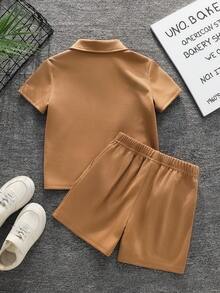 SHEIN Bộ 2 món áo polo và quần short dệt kim rộng rãi, màu trơn, thích hợp cho bé trai mặc đi học, dự tiệc sinh nhật, các sự kiện buổi tối, biểu diễn, đám cưới, lễ rửa tội, lễ tốt nghiệp. Phù hợp cho mặc hàng ngày, đi học, du lịch, thể thao, phong cách Trung Đông, mùa xuân, mùa hè. - Cà phê nâu - Xem 3