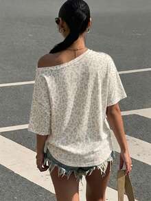 SHEIN EZwear Áo thun nữ tay ngắn dáng rộng, in họa tiết toàn thân, kiểu dáng tối giản, hở vai, dành cho nữ. - Nhiều màu - Xem 2