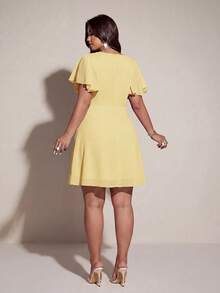 Viva Relle Gaun Mini Koktail Musim Panas Kuning Elegan Ukuran Plus untuk Wanita, Gaun Pesta Model Fit & Flare dengan Leher Bentuk Hati dan Lengan Berkerut, Hiasan Berlian Imitasi dan Mutiara - Kuning - View 2