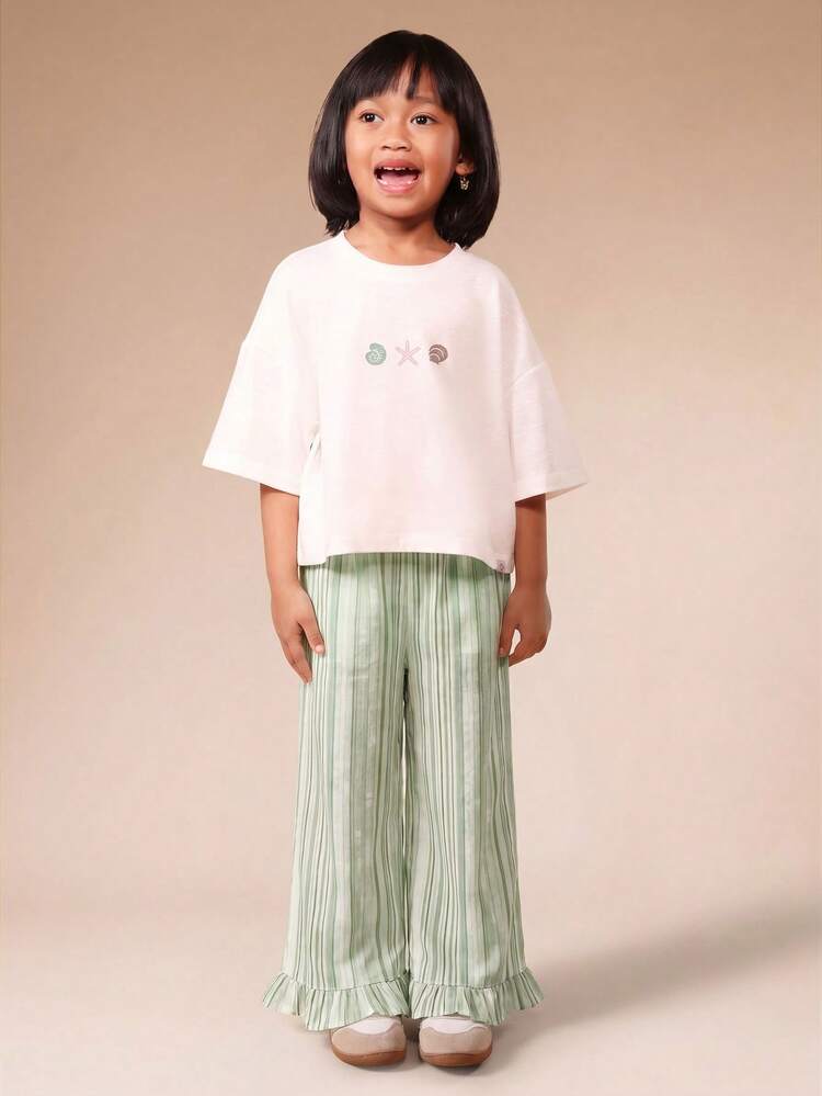 Conjunto de Camiseta Oversized de Gola Careca com Estampa de Conchas e Estrelas do Mar e Calça Pantalona com Babado Listrado na Barra, Praia de Verão