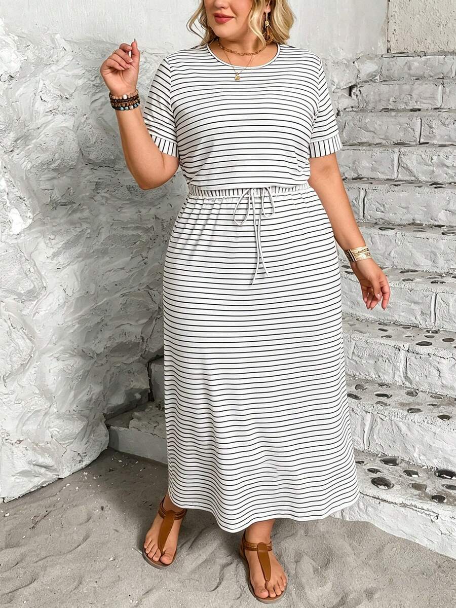 SHEIN LUNE CURVE 大码舒适弹力条纹腰连衣裙,春夏女装 - 黑與白 - 查看 1