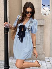 Vestido mini de moda con estampado floral, mangas abullonadas cortas y nudo delantero para mujeres - Azul y blanco - Ver 7