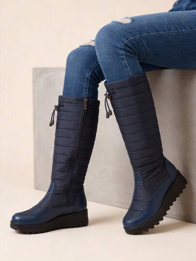 Botas altas para mujer, diseño ligero y transpirables, fabricadas en tela acolchada impermeable con refuerzos de piel sintética, interior forrado textil suave, sistema de cierre con cremallera lateral y ajuste de cordón superior, plantilla ergonómica acolchada con amortiguación, suela de goma antideslizante con plataforma robusta, estilo urbano minimalista ideal para uso diario, oficina, caminatas o viajes en temporadas frías, versatilidad real y facilidad de combinación con jeans o leggings