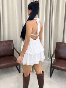 Dayanna Comas Vestido mini sexy de unicolor con espalda descubierta, cuello halter y bajo con volantes, elegante blanco para fiesta de verano - Blanco - Ver 2