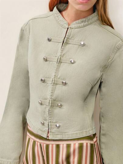 Nöista Light Olive Green Military-Style Short Jacket Is Cropped And Fitted, Featuring A Horizontal Silver Metal Button Closure. The Clean, Tailored Cut Is Highly Distinctive, Blending Retro Elegance With Urban Casual Chic. Suitable For Spring, Summer, And Autumn, It's A Practical And Stylish Outerwear Piece For The Modern Woman's Wardrobe, Effortlessly Creating An Elegant Look.
