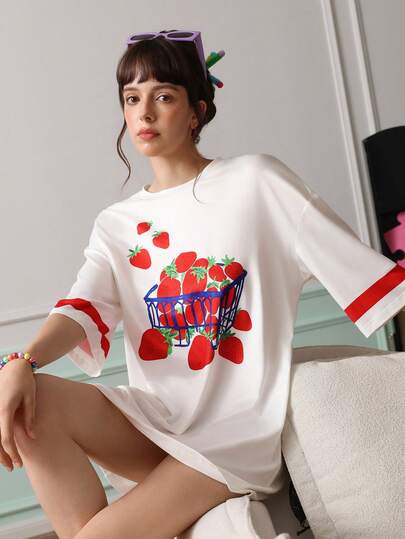 SHEIN Bộ đồ ngủ nữ gồm áo thun ngắn tay cổ tròn và quần short in hình dâu tây phối màu tương phản.