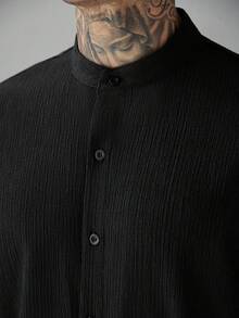 SLATEMANN 男士舒适纯色褶皱面料短袖立领衬衫搭配抽绳松紧腰裤套装，适合休闲、度假、朋友聚会、派对、办公、简约商务等场合，尤其适合春、夏、秋季穿着。这款短袖衬衫和裤子套装，既可自穿，也可作为礼物送给朋友。 - 黑色 - 查看 3