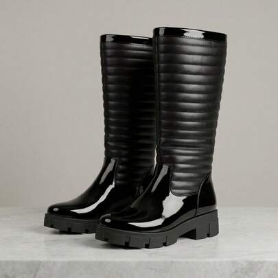 Botas altas de mujer con varios diseño, puntera redonda clásica, cómoda y no constrictiva, con caña alta que estiliza la pierna, forro térmico delgado que mantiene el calor pero es transpirable, tacón plano cómodo para todo el día, versátiles botas ecuestres