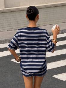 SHEIN 海军蓝白撞色运动条纹印花图案，少女休闲简约宽松圆领短袖T恤短裤两件套，适合春夏穿着 - 白色 - 查看 2