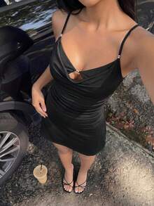 FavEase 大胆前卫，性感成熟女性的约会、购物、休闲、朋友聚会、海滩度假必备单品。深V领口，镂空前襟，细肩带，侧边褶皱A字迷你连衣裙，黑色，春夏秋三季皆宜。 - 黑色 - 查看 5