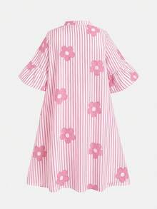SHEIN 这款少女俏皮学院风条纹衬衫裙，经典的黑白条纹搭配3D闪光印花，精致吸睛。翻领设计搭配单排扣，兼具衬衫的挺括和连衣裙的柔美优雅；荷叶边袖口和下摆增添活力，宽松版型舒适贴合各种身材，适合上学日和周末外出穿着。 - 粉色 - 查看 5