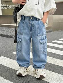 SHEIN Little Byeori 小男孩時尚破洞水洗寬鬆版型牛仔長褲，附工裝口袋，休閒百搭兒童街頭風春季款 - 淺色水洗藍 - 查看 4