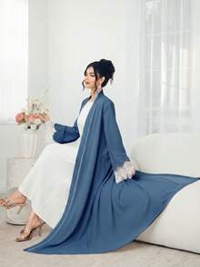 Al Najma 女士条纹蕾丝边优雅时尚睡袍，适合度假穿着 - 寶藍色 - 查看 4