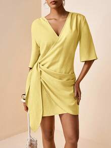 Slaydiva Đầm mini cổ chữ V bằng vải lanh size lớn 2026 Xuân/Hè mới với dây buộc bên hông, phù hợp cho lễ hội âm nhạc, Lễ Phục sinh, Ngày lễ Thánh Patrick, Ngày lễ Tình nhân, hẹn hò, phong cách phương Tây, phong cách du mục, sinh nhật, lễ tốt nghiệp, phong cách học đường, mặc hàng ngày, thường ngày, kỳ nghỉ, du lịch du thuyền, bãi biển, tắm nắng, thời trang đường phố, khách mời đám cưới, đi làm, ăn sáng muộn, sân bay, tiệc tùng, ngày lễ, mặc công sở, màu kaki - Vàng nhạt - Xem 7