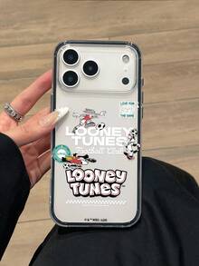 LOONEY TUNES X SHEIN 1个乐一通足球俱乐部透明手机壳，黑色边框，印有兔八哥和他的伙伴们的足球图案、“为比赛而活”的标语以及经典的“乐一通”标志。为您的手机提供全方位防震保护。是卡通爱好者和乐一通粉丝的完美礼物。兼容iPhone手机壳，手机配件齐全，快速发货。 - 無色 - 查看 6