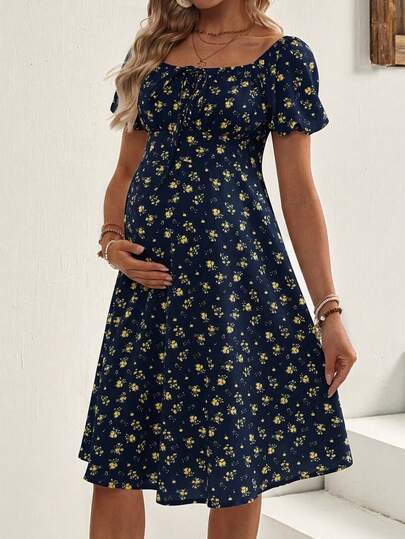 GentleRue Maternity Đầm bầu tay ngắn cổ vuông họa tiết hoa nhí, thích hợp cho mùa hè.