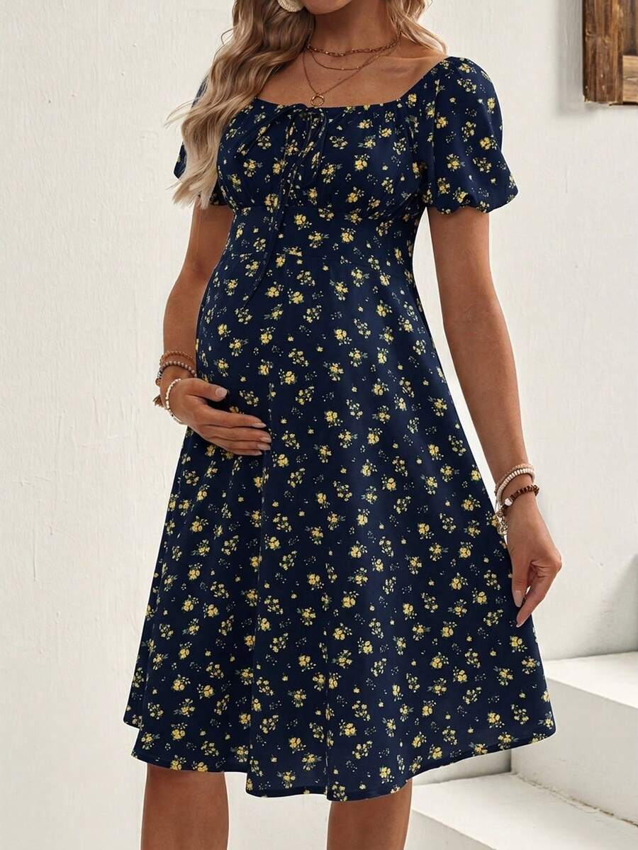 GentleRue Maternity Robe d'été à col carré et manches courtes avec imprimé floral Ditsy pour femmes enceintes - Bleu marine - Voir 1