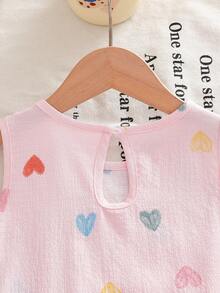 SHEIN Genkimix Kids Conjunto de verano para niñas de 4 a 7 años, estilo dulce y fresco, con top sin mangas con volantes y estampado de corazones de burbujas y arruga de agua, talla grande pantalón corto a juego estampado, de mezcla de algodón suave y ligera, adecuado para juegos al aire libre y uso diario casual en verano - Rosa - Ver 5