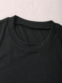 SHEIN Bộ đồ 2 món dành cho thiếu nữ: Áo hai dây dệt kim đen khoét lưng + Áo khoác denim rách, set đồ thường ngày đi làm; Áo croptop denim xanh thắt nút + Váy slip dệt kim đen, set đồ thường ngày đa năng. - màu đen - Xem 7