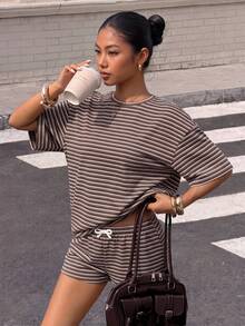 SHEIN Bộ đồ nữ tuổi teen gồm áo thun và quần short in họa tiết, kiểu dáng vintage mới, thích hợp cho mùa xuân/hè, kẻ sọc, dáng rộng thoải mái, cổ tròn, tay ngắn, phù hợp cho thể thao đường phố mùa hè, dễ phối đồ. - Cà phê nâu - Xem 1