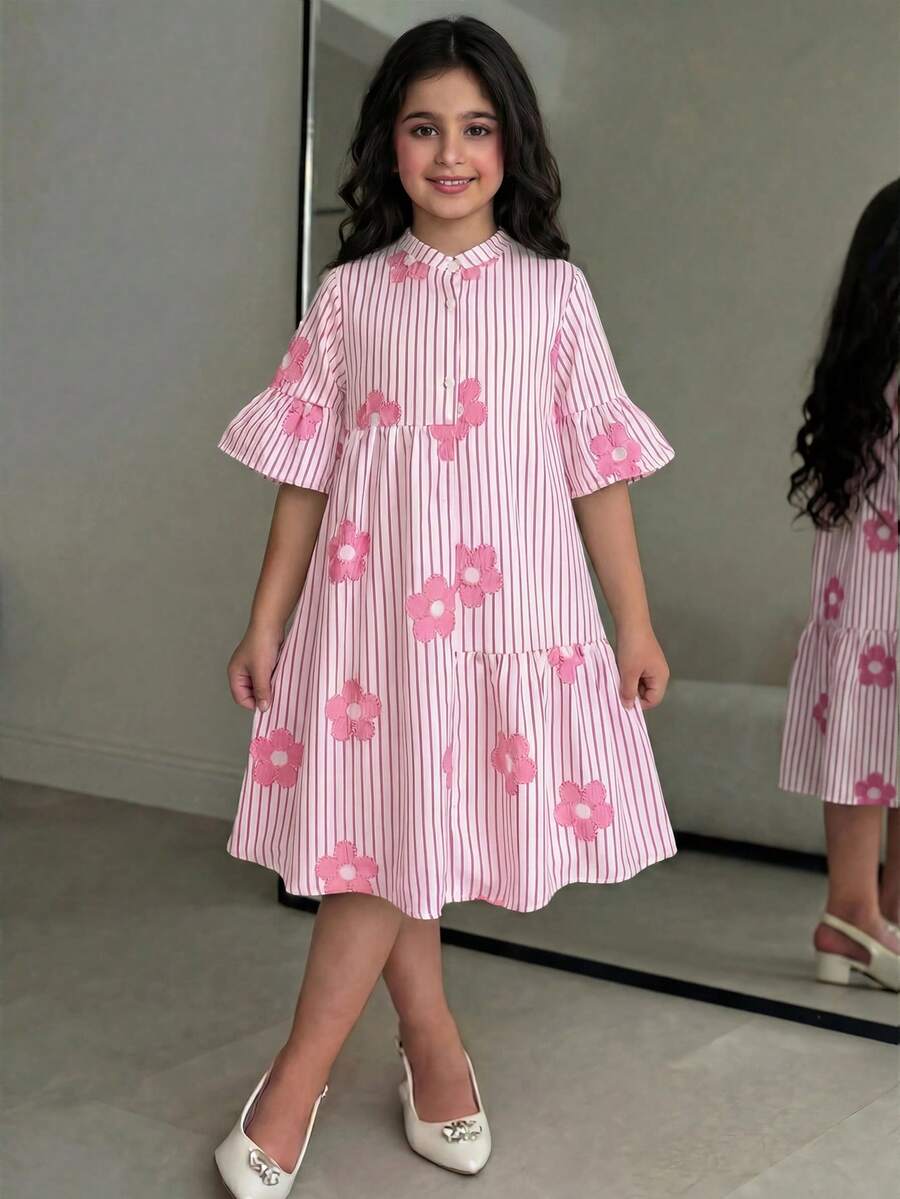 SHEIN 这款少女俏皮学院风条纹衬衫裙,经典的黑白条纹搭配3D闪光印花,精致吸睛。翻领设计搭配单排扣,兼具衬衫的挺括和连衣裙的柔美优雅;荷叶边袖口和下摆增添活力,宽松版型舒适贴合各种身材,适合上学日和周末外出穿着。 - 粉色 - 查看 1