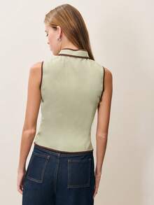 Nöista Áo vest ngắn không tay màu xanh lá nhạt kiểu quân đội có phom dáng ôm sát, điểm nhấn là khóa kim loại ngang và đường viền tối màu, tạo nên vẻ ngoài giản dị nhưng vẫn sành điệu và rất khác biệt. Phong cách cổ điển pha chút hiện đại kết hợp với nét giản dị thành thị khiến nó trở thành món đồ chủ đạo hoàn hảo cho mùa xuân và mùa hè, phù hợp cho đường phố, những buổi tụ họp thường ngày và các kỳ nghỉ. - màu xanh lá - Xem 2