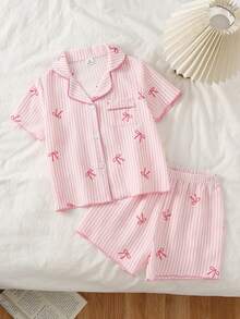 SHEIN Vintaside Kids 2件組女童幼童甜美夏季睡衣，粉白條紋圖案搭配可愛蝴蝶結印花。這款休閒睡衣包含一件短袖上衣，配有對比色鈕扣和經典翻領設計，深粉色滾邊，搭配同款柔軟針織面料短褲。 - 粉色 - 查看 3