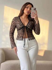 Hourglow Blusa de ajuste regular con escote en V, mangas acampanadas, encaje y estampado de leopardo para mujer talla grande - Multicolor - Ver 1