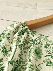SHEIN CURVE+ Camisa casual de mujer talla grande con estampado floral y mangas abullonadas - Verde - Ver 4