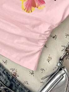 SHEIN Essnce 女款修身不對稱單肩抓皺短版上衣，休閒極簡運動街頭風百搭派對機場穿搭 Y2K 上衣，粉色花卉與英文字母學院風印花圖案，女款外出穿搭，女款夏季穿搭 - 彩色 - 查看 4
