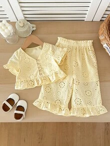 SHEIN LMoss Kids 女婴夏季可爱刺绣上衣和荷叶边裤套装 - 芥末黃 - 查看 4