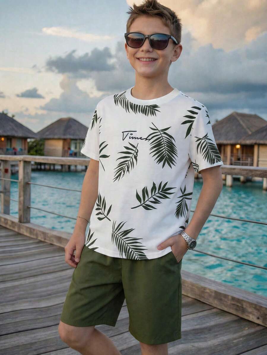 SHEIN 两件套儿童休闲度假学院风圆领短袖宽松白色T恤和绿色短裤运动套装，Y2K风格，SS26，夏季上衣，夏季短裤，夏季套装，夏季服装，男童套装，适合春夏、郊游、情人节、约会、旅行、度假、家庭聚会、返校季、婚礼季、晚宴、运动、生日派对等场合。