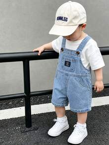 SHEIN Playful Pals 2件組 幼童男童淺藍色丹寧拼接圓領短袖T恤與吊帶短褲套裝 寬鬆休閒復古風 夏季度假穿搭 - 藍色 - 查看 2