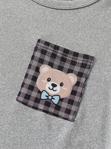 SHEIN Genkimix Kids 两件套男童时尚深灰色休闲睡衣，包括一件印有可爱字体图案的短袖圆领上衣和一条现代黑灰色格子图案长裤，采用轻盈柔软的针织舒适顺滑面料制成，适合春秋季居家休闲和日常睡衣穿着。 - 彩色 - 查看 5