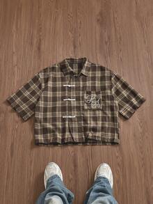 SWAVVY Camisa casual de manga corta con botones y bordado de letras para hombres - Marrón - Ver 1