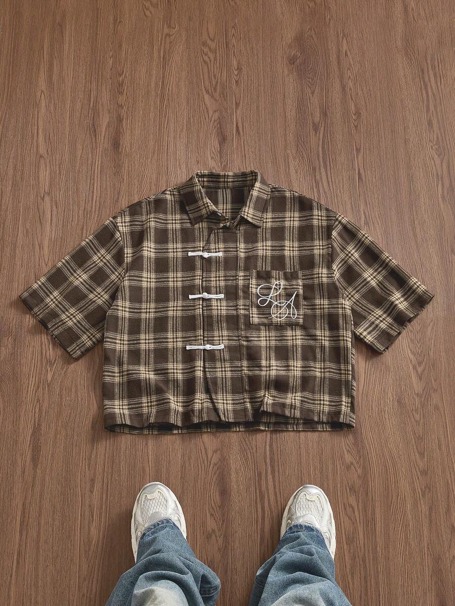 SWAVVY Camisa casual de manga corta con botones y bordado de letras para hombres - Marrón - Ver 1