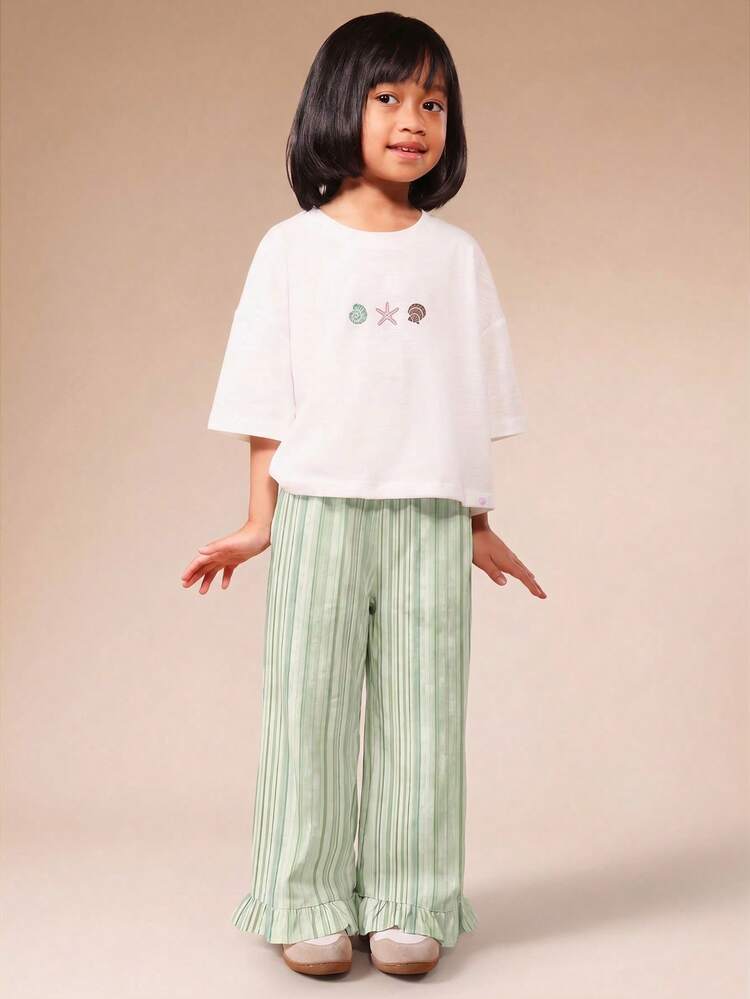 Conjunto de Camiseta Oversized de Gola Careca com Estampa de Conchas e Estrelas do Mar e Calça Pantalona com Babado Listrado na Barra, Praia de Verão