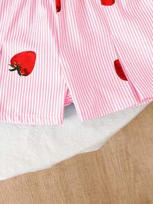 SHEIN Elladie kids 女童（小号）春夏休闲时尚新款T恤套装，梭织面料，可爱草莓红、蓝白条纹数码印花，白色彼得潘领T恤，下摆褶裥设计，搭配褶裥休闲短裤，两件套，适合可爱简约的韩式风格，休闲舒适，适合日常穿着、上学、外出、海滩、派对、春夏度假等场合。 - 粉色 - 查看 5