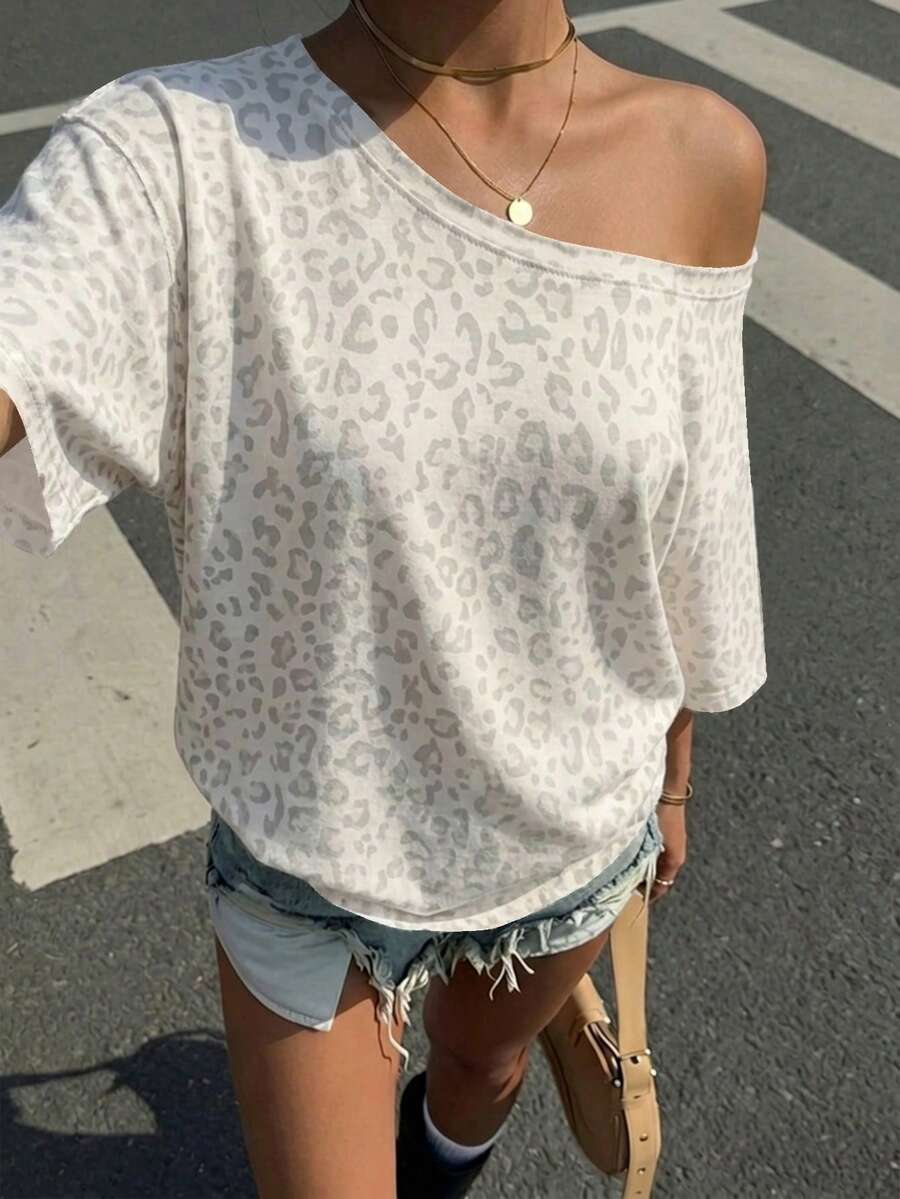 SHEIN EZwear Áo thun nữ tay ngắn dáng rộng, in họa tiết toàn thân, kiểu dáng tối giản, hở vai, dành cho nữ. - Nhiều màu - Xem 1