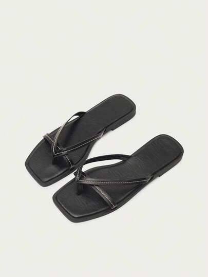 Nöista Dép xăng đan đế bằng tối giản được làm từ chất liệu giả da mềm mại với kiểu mũi vuông thanh lịch, cùng điểm nhấn đường chỉ khâu tương phản. Thiết kế với quai xỏ ngón mảnh mai tạo nên vẻ ngoài tinh tế và thoải mái. Một món đồ thiết yếu vượt thời gian cho mùa hè, kết hợp sự đơn giản, thoải mái và vẻ thanh lịch kín đáo.