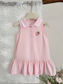SHEIN Đầm không tay cho bé gái, dễ thương, cổ polo, xếp ly, họa tiết dâu tây 3D. - Hồng - Xem 1
