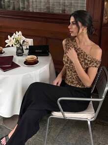 Firerie 女士不对称领豹纹褶皱T恤，适合音乐节、浪漫约会、度假等场合。 - 棕色 - 查看 2