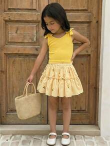 SHEIN Bộ 2 món thời trang cho bé gái: Áo hai dây dệt kim màu vàng trơn mềm mại + Chân váy ngắn voan in họa tiết chanh và kẻ caro vàng. - Màu vàng - Xem 6