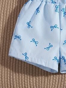 SHEIN Vintaside Kids 这款女童夏季粉白条纹露背吊带短裙套装，甜美俏皮，充满度假风情；采用梭织面料，版型合身。整套服装印满粉色小蝴蝶结和条纹图案，裙摆饰有荷叶边，活泼优雅。适合日常出行、上学、海滩度假、参加派对活动以及休闲放松等各种场合。 - 淺藍色 - 查看 3